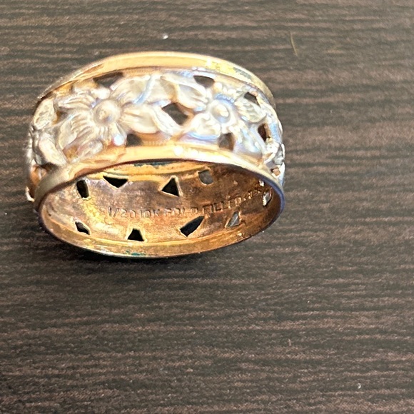 1970’s VINTAGE TWO TONE WEDDING BAND FLORAL RING GOLD FILLED RING ETCHED RING - Picture 2 of 3